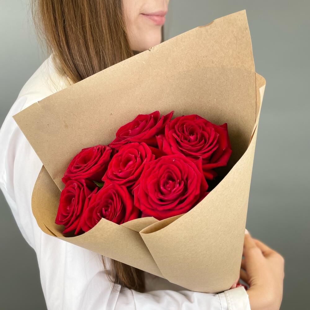 Красные розы в крафте 💝
