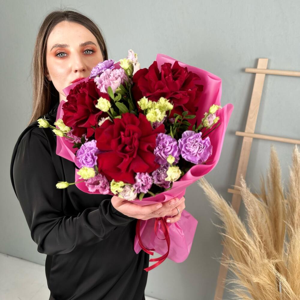 Яркие краски с красными розами и фиолетовыми диантусами