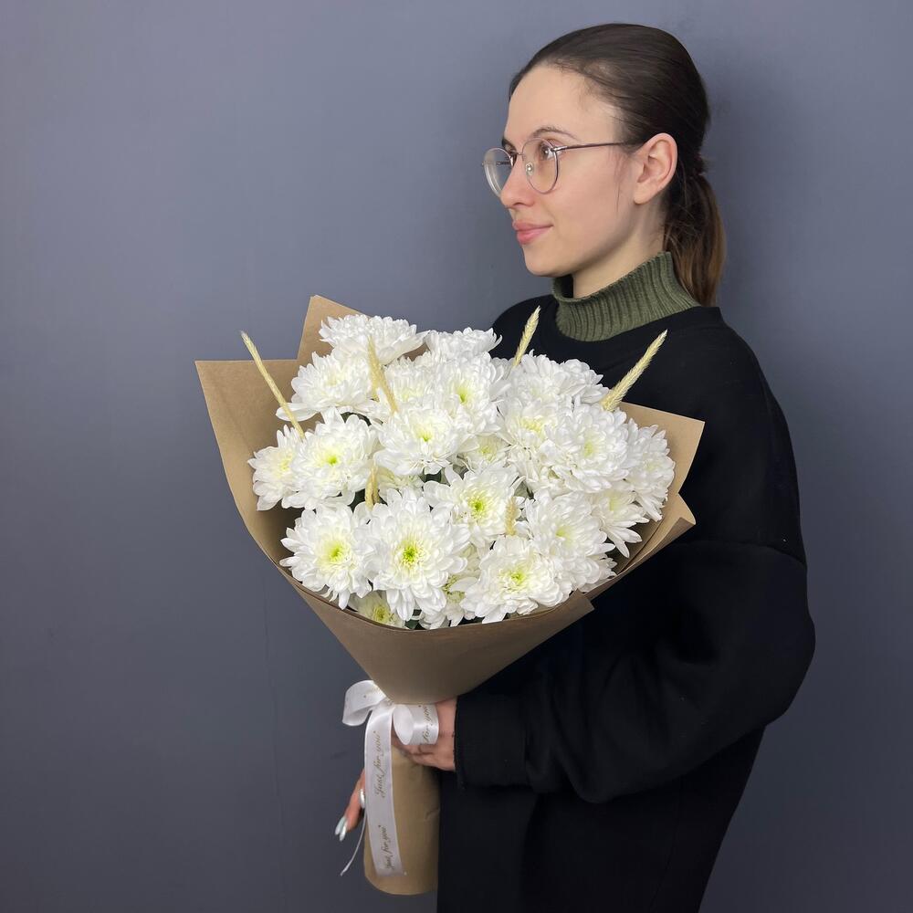 Букет-комплимент из кустовых хризантем и сухоцветов