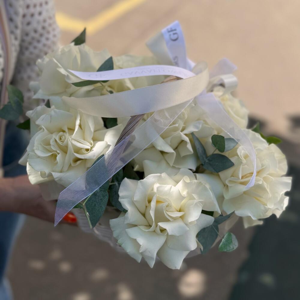 Плетеная корзина с белыми французскими розами и ароматным эвкалиптом