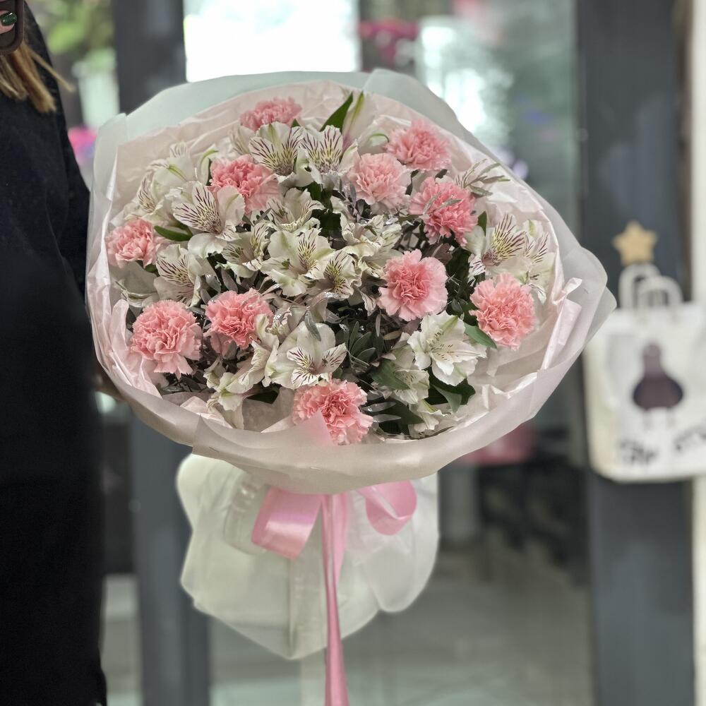Bouquet of dianthus and alstroemeria