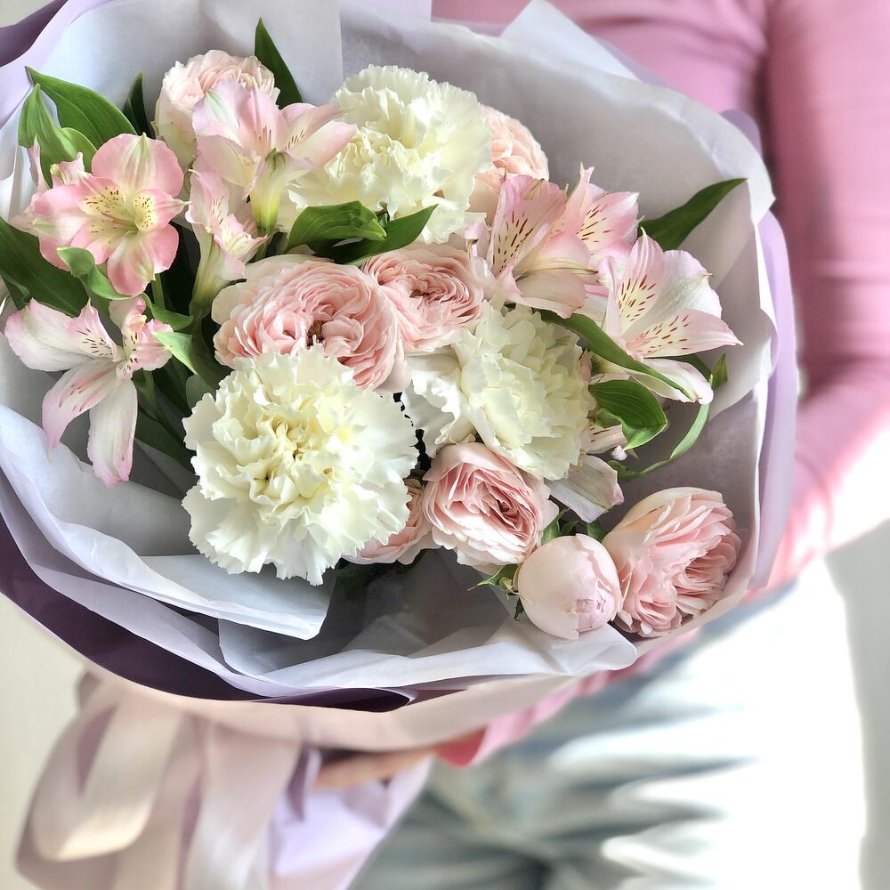 Нежный букет с альстромерией, кустовой розой и диантусом N 650 + подарок от Vivienne Sabo — румяна MACARON