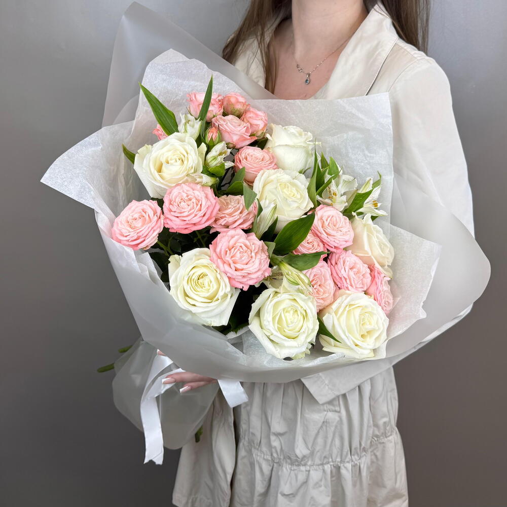 Букет с кустовой розой, альстромерией и белой розой 🌸