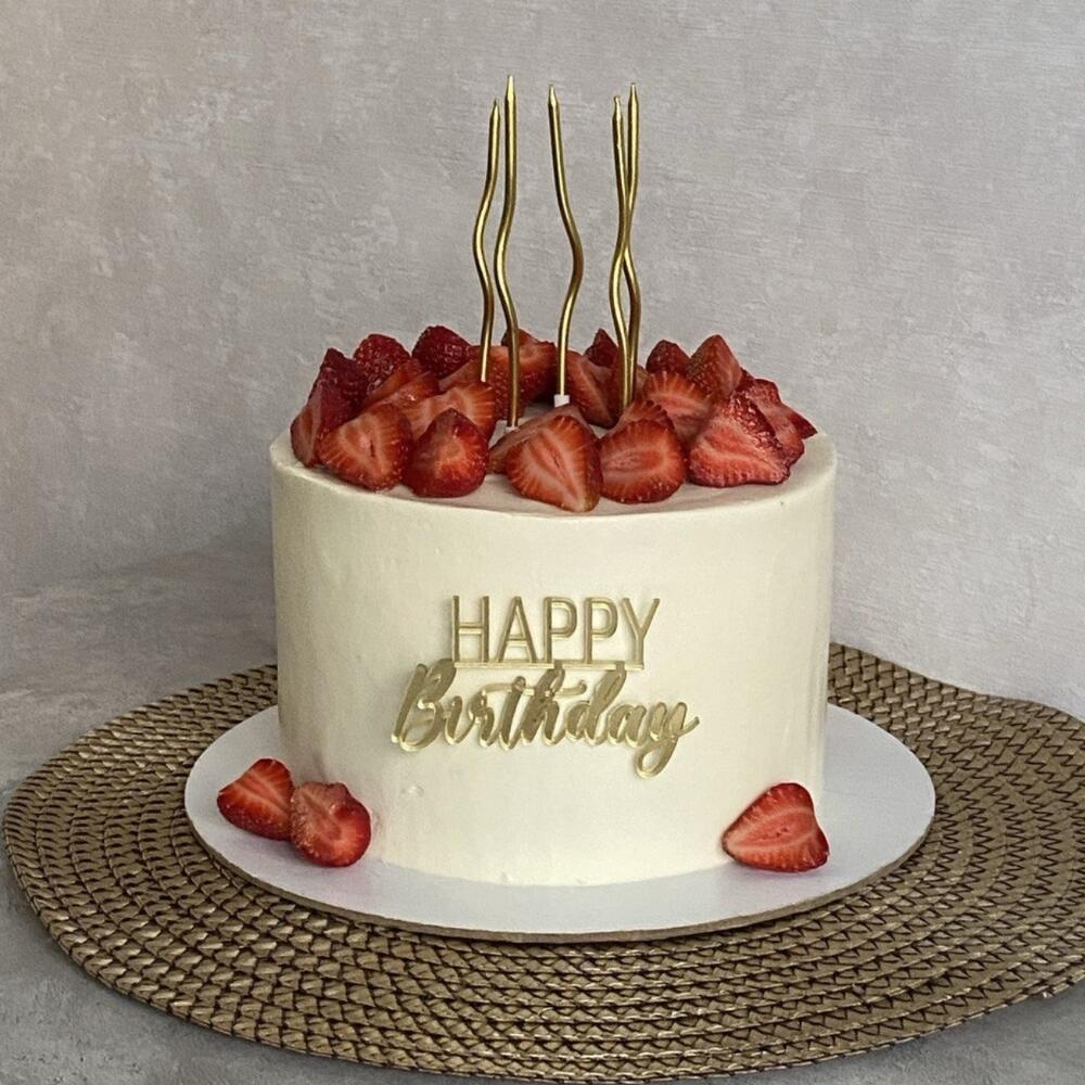 Торт happy  birthday с  клубникой