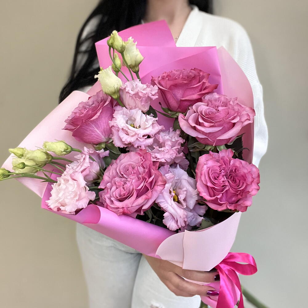 Barbie. Букет из пионовидных розовых роз и эустом
