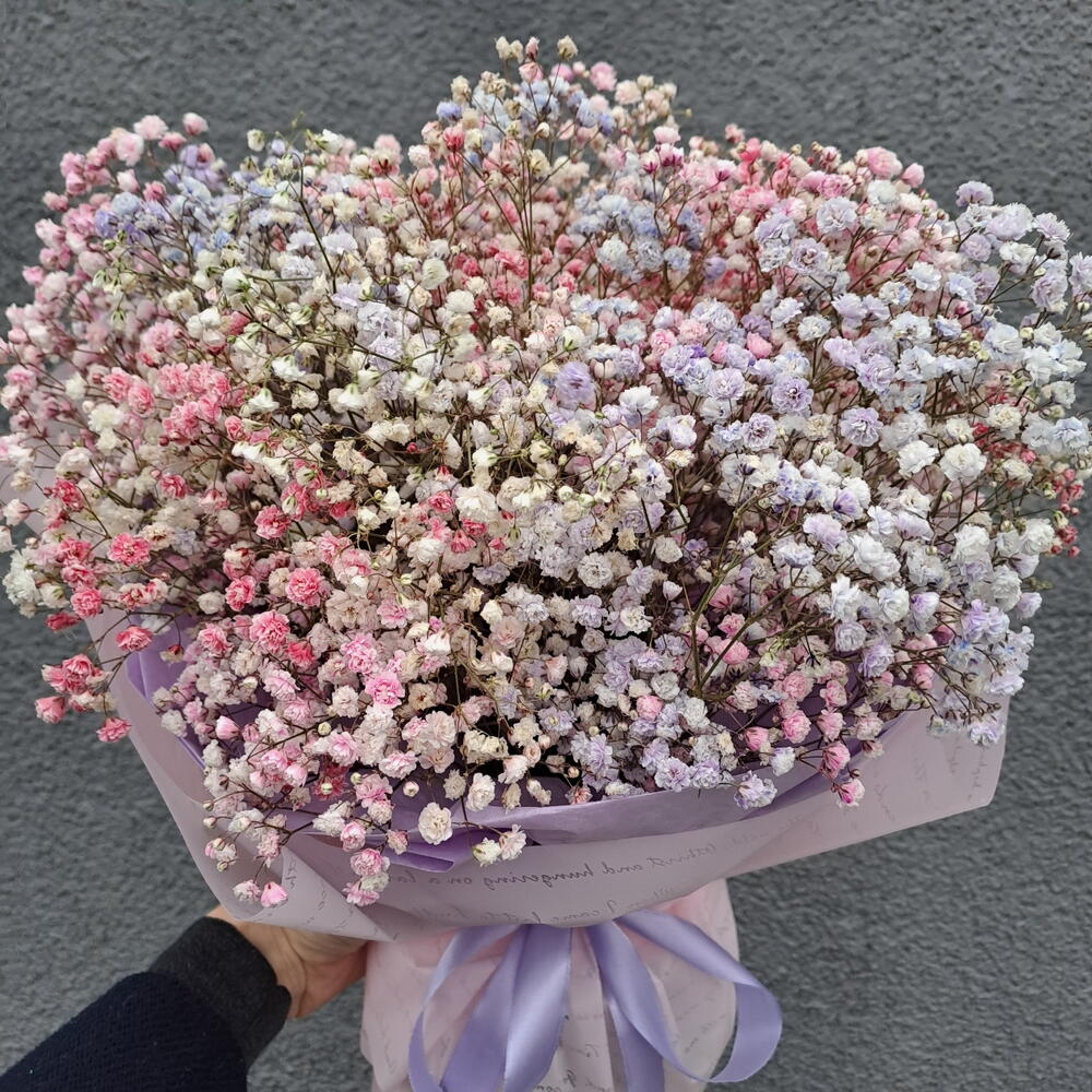 Monobucket made of multicolored gypsophila