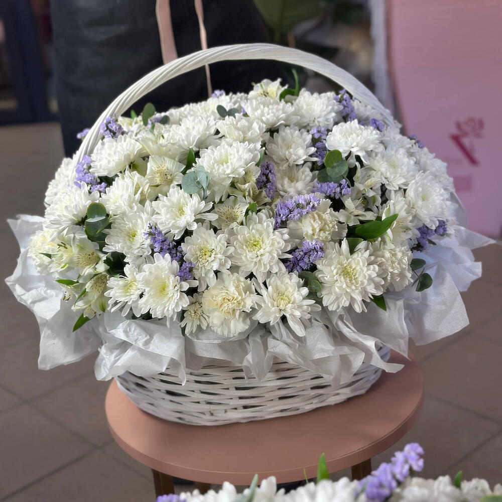 Корзина СТОЙКАЯ Хризантемы, статица, альстромерии, диантусы и эвкалипт