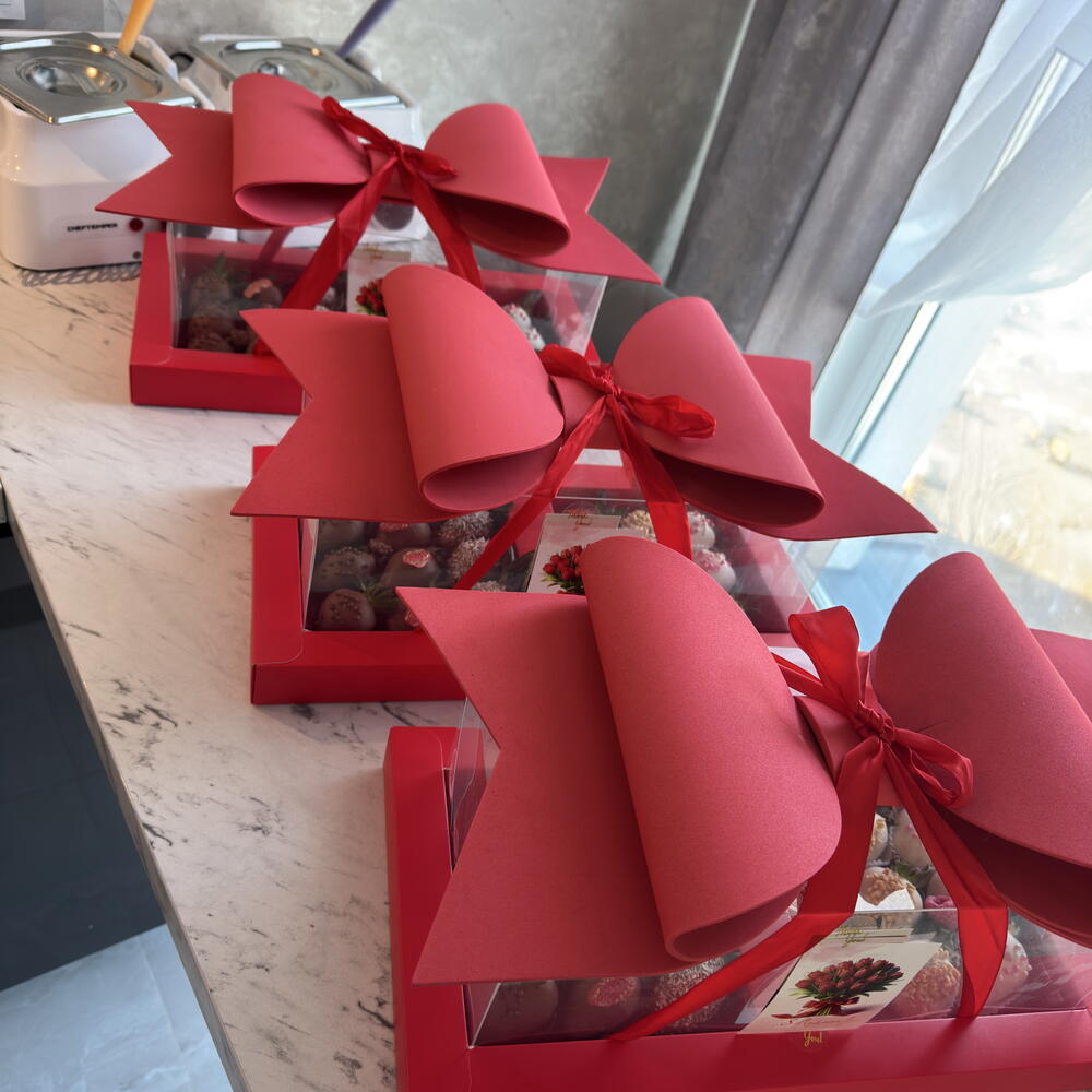 Клубника в шоколаде 18 шт Бант