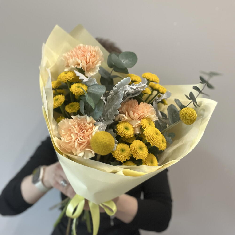 Букет с краспедией, диантусами и кустовой хризантемой