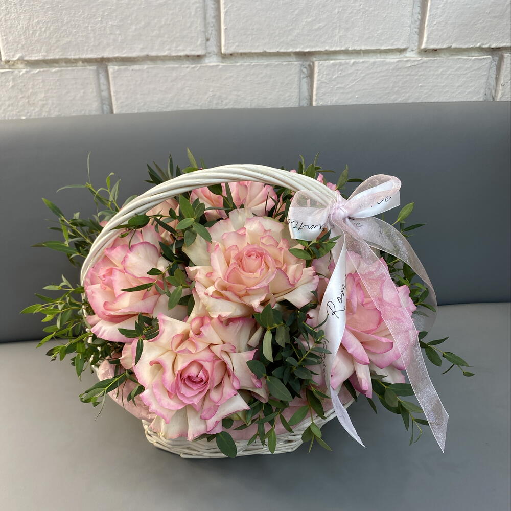Счастье 🌸 моно композиция из французских роз и ароматного эвкалипта в плетенной корзине