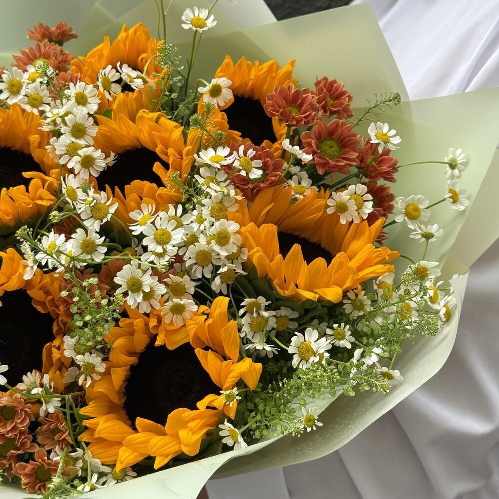 Букет их подсолнухов и ромашек 🌻🌼