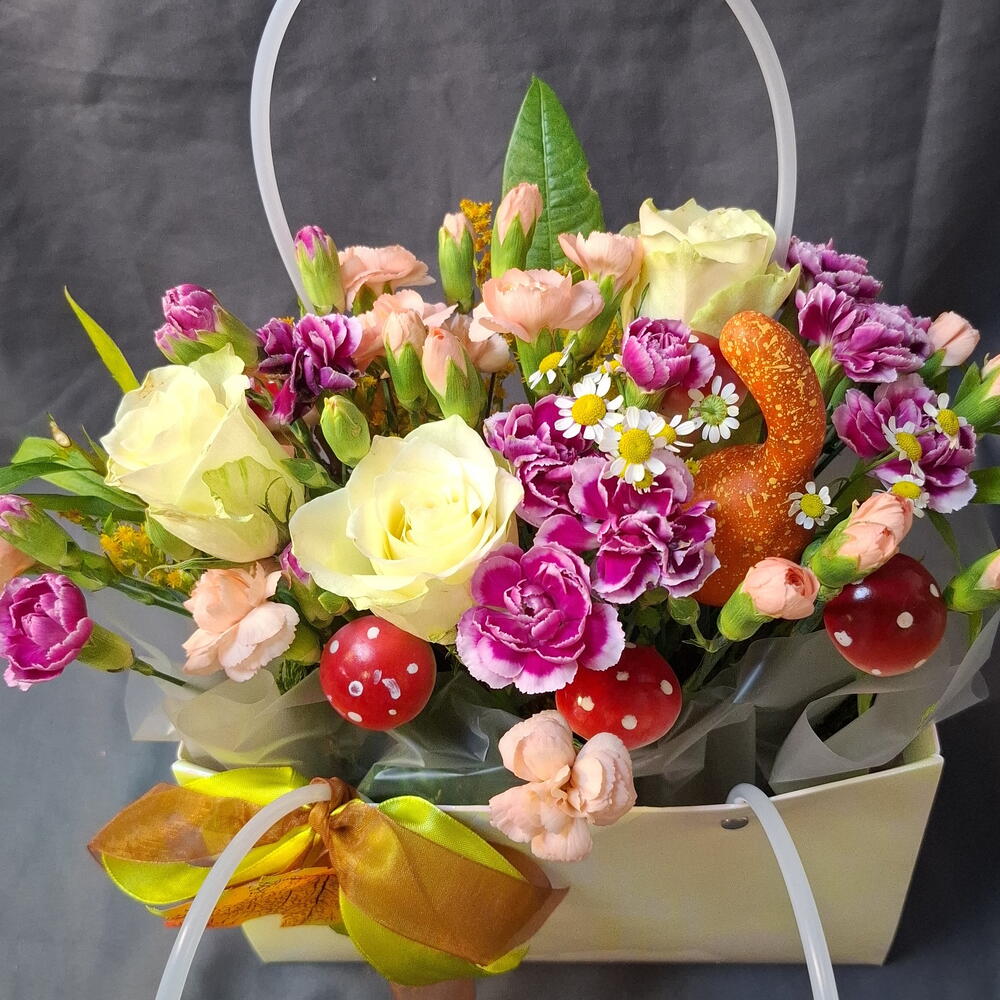 Сумка с розами и диантусом 💐