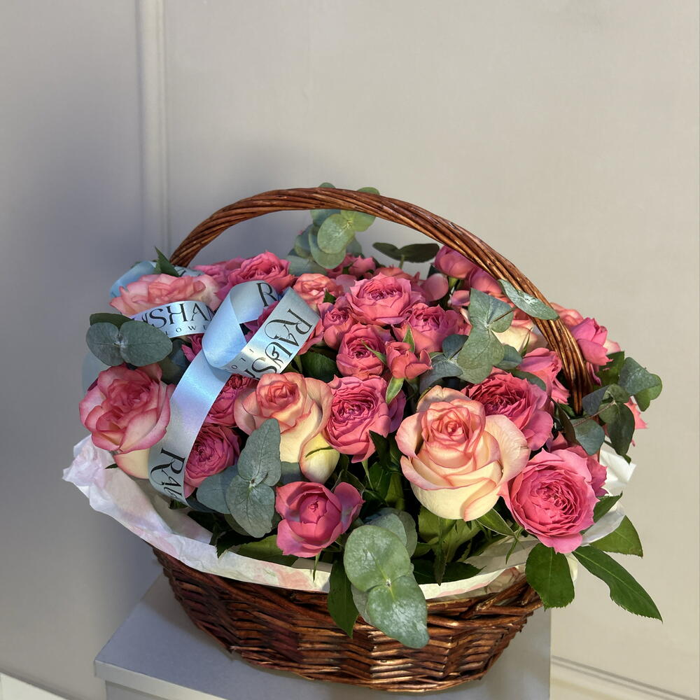 Шикарная корзина из микса роз