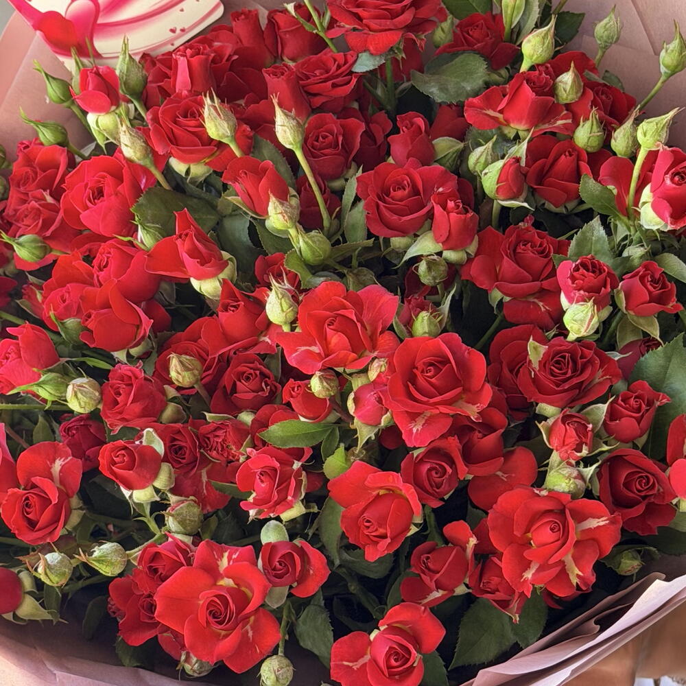 Эффектный букет кустовых красных роз 😍