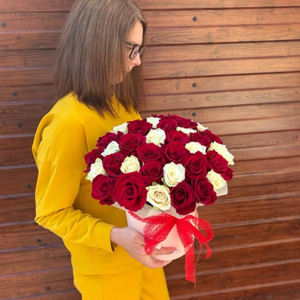 Авторская яркая композиция  из кенийской розы 35 шт