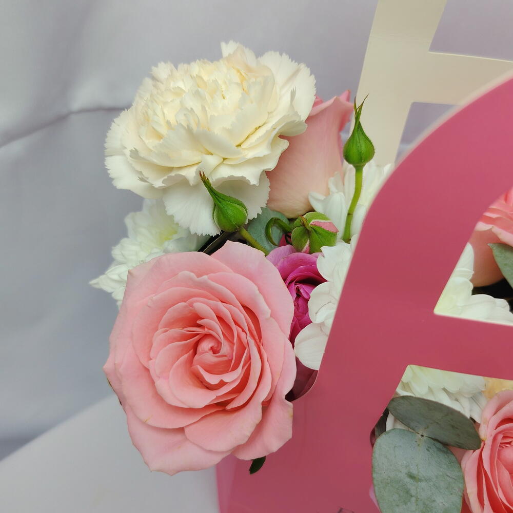 💘 Яркая композиция "PERVOЦВЕТ" из роз, диантусов, хризантем и эвкалипта в стильной сумочке