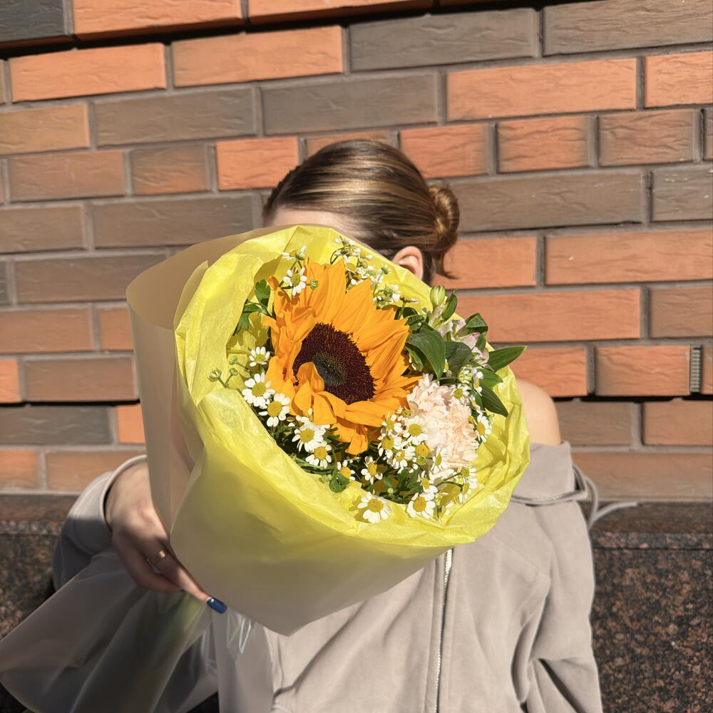 Букет комплимент с подсолнухом
