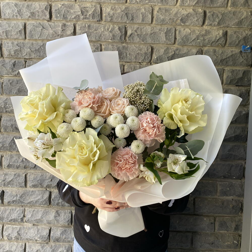 Букет "Для самой нежной" с белыми розами , диантусами, кустовой пионовидной розой
