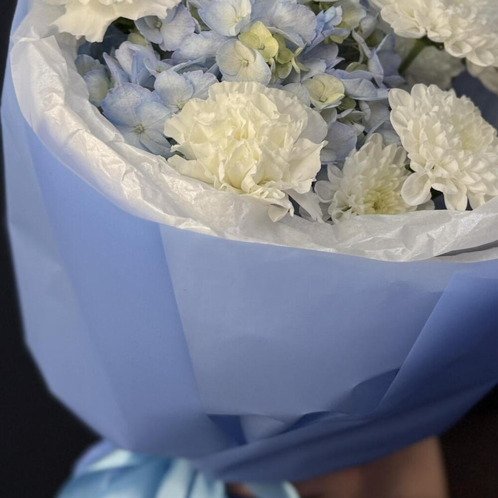 Букет авторский «💙 Невесомость» (гортензия, кустовая хризантема, диантус)