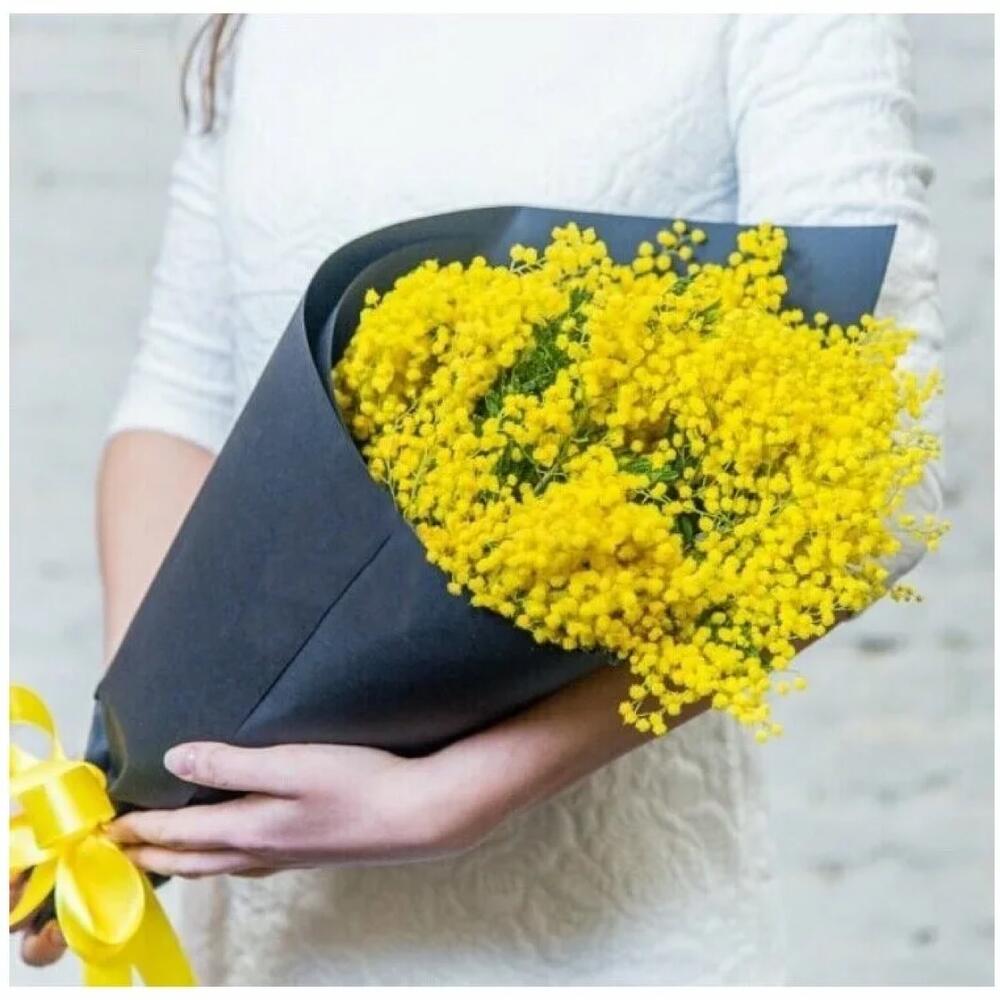 букет "девушке". мимоза уилламо. букеты для молодых девушек. цветы которые дарят на 8. букет из весенних цветов.