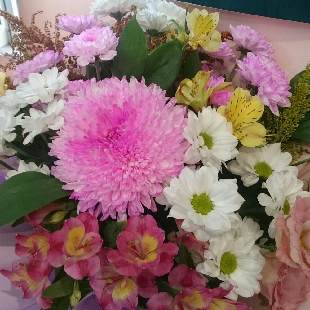 Сборный букет из хризантем,эустомы и альстромерией