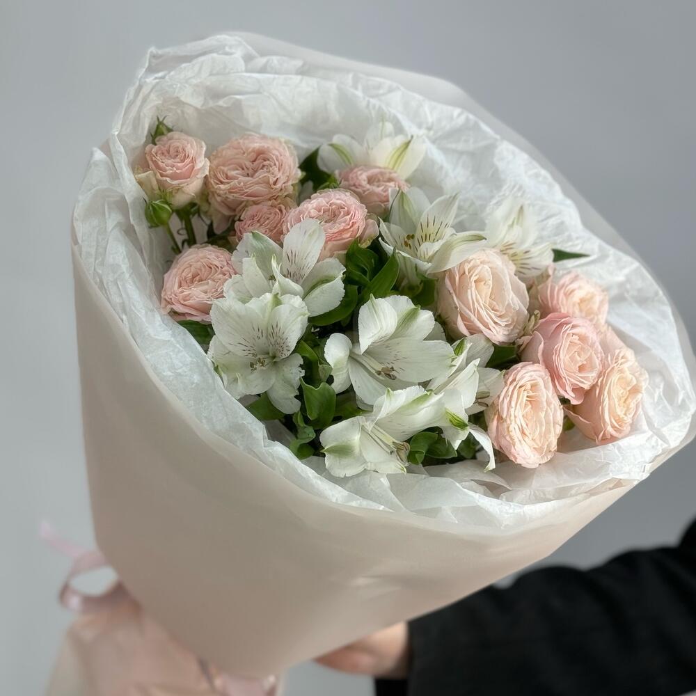 Букет из кустовых роз с альстромерией