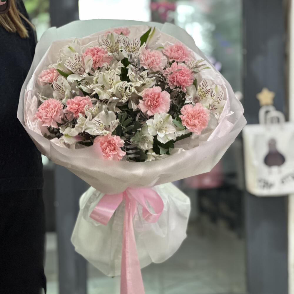 Bouquet of dianthus and alstroemeria