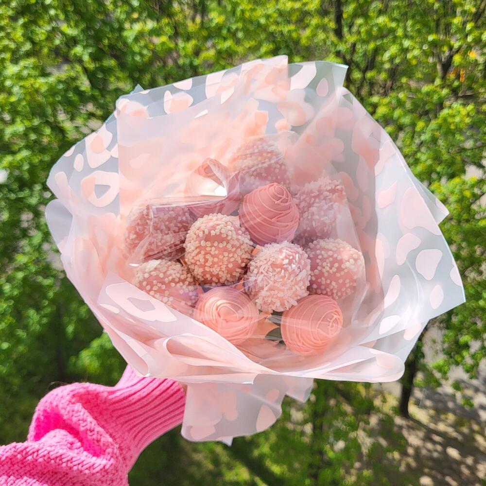 Букет"Розовый леопард" из клубники в шоколаде+подарок Vivienne Sabo -румяна MACARON