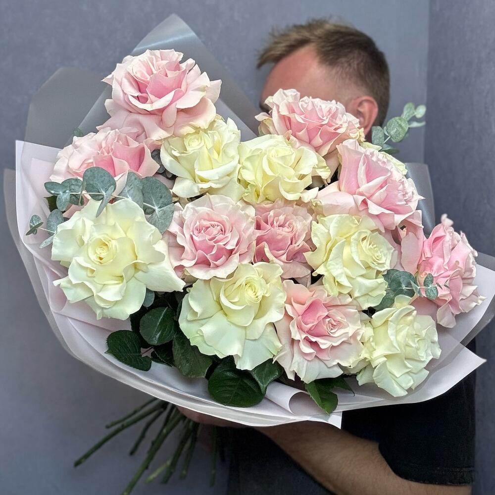Букет из 15 белых и розовых французских роз
