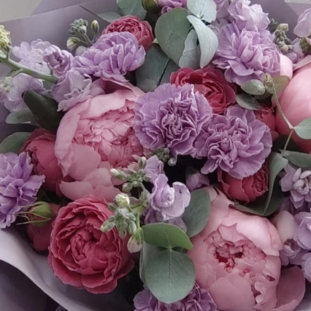 Букет из пионов, маттиолы, диантуса, кустовой пионовидной розы