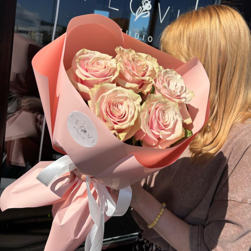 Нежно розовые пионовидные  кружевные розы Pink Mondial
