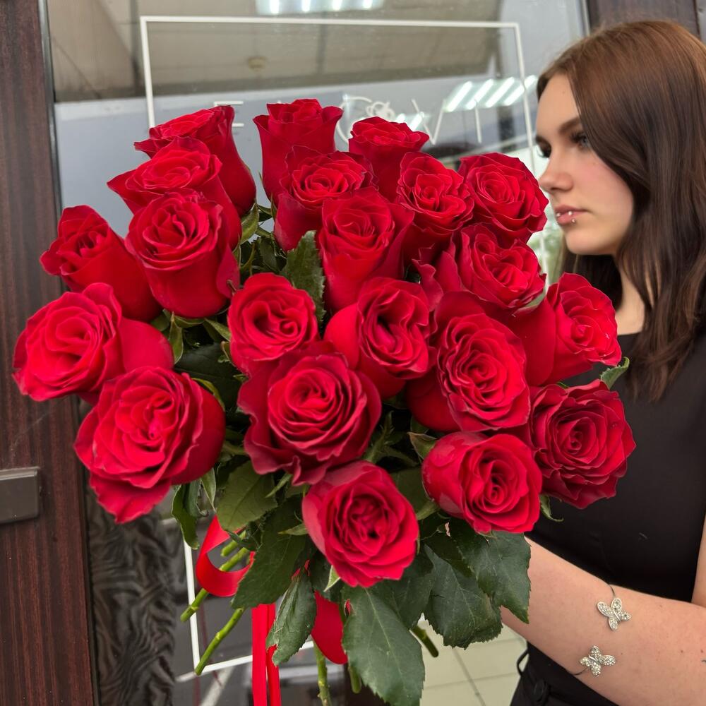 21 красная роза 60см в ленту RODOS