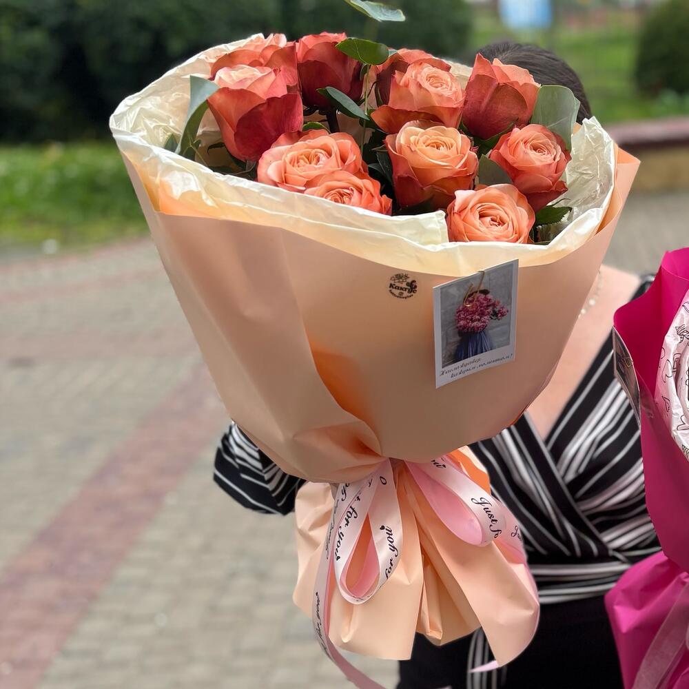 Букет «Кахала» из пионовидных роз и эвкалипта