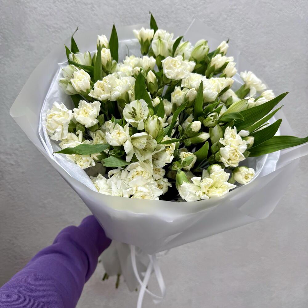 Букет из белых кустовых гвоздик и альстромерий (429)