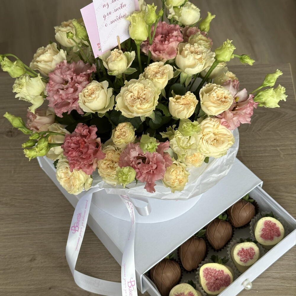 Коробка с клубникой в шоколаде и цветами «Bukettik»
