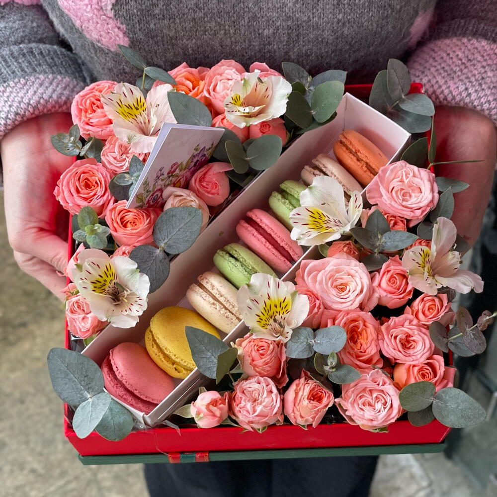 Macarons and flowers box 🍩
