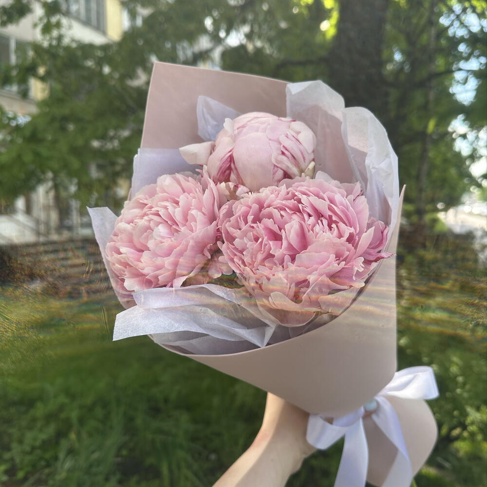 «Хорошие новости» 💌 букет «конвертик» с пионами