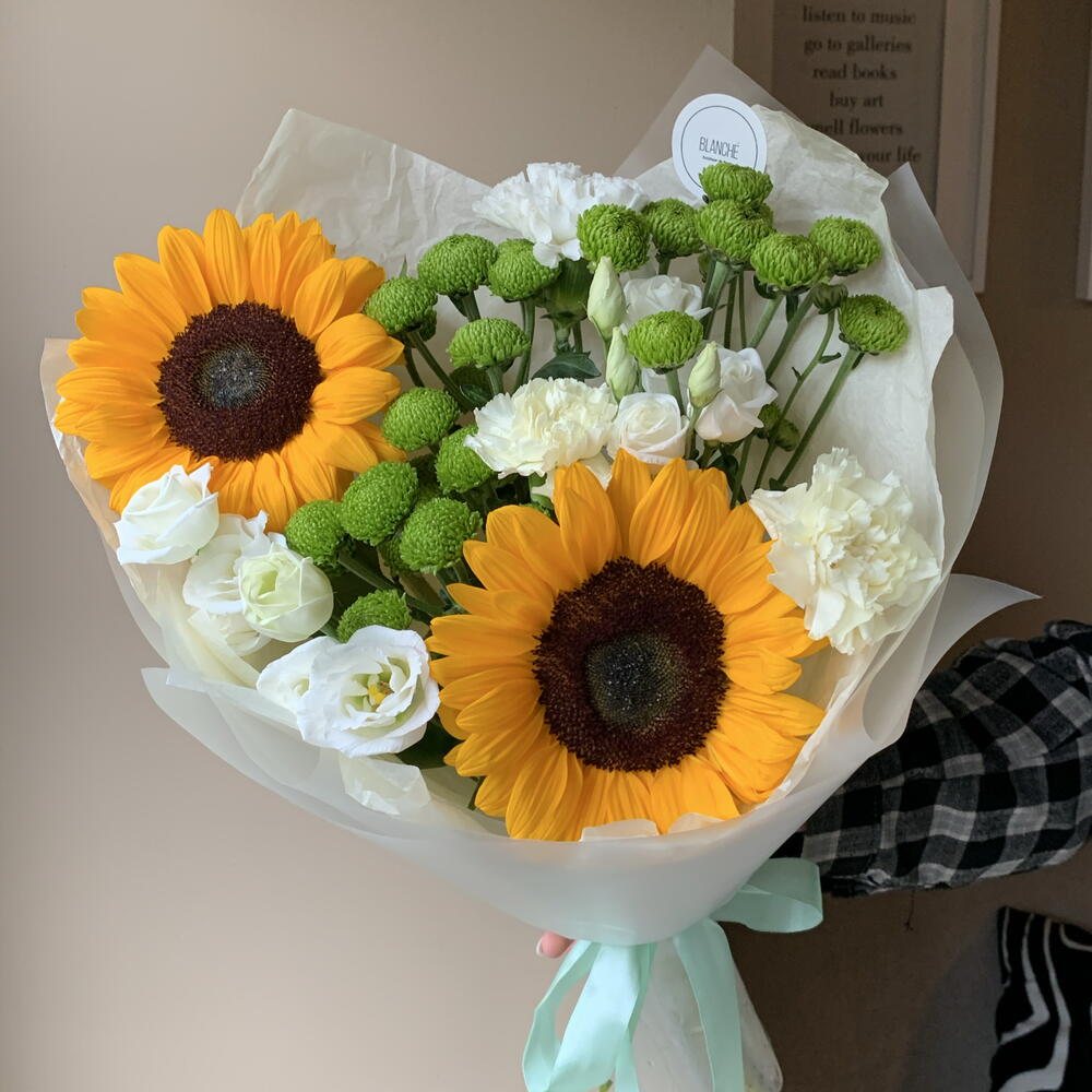 Букет «Лучик» с подсолнухами, Сантини, эустомой🌼