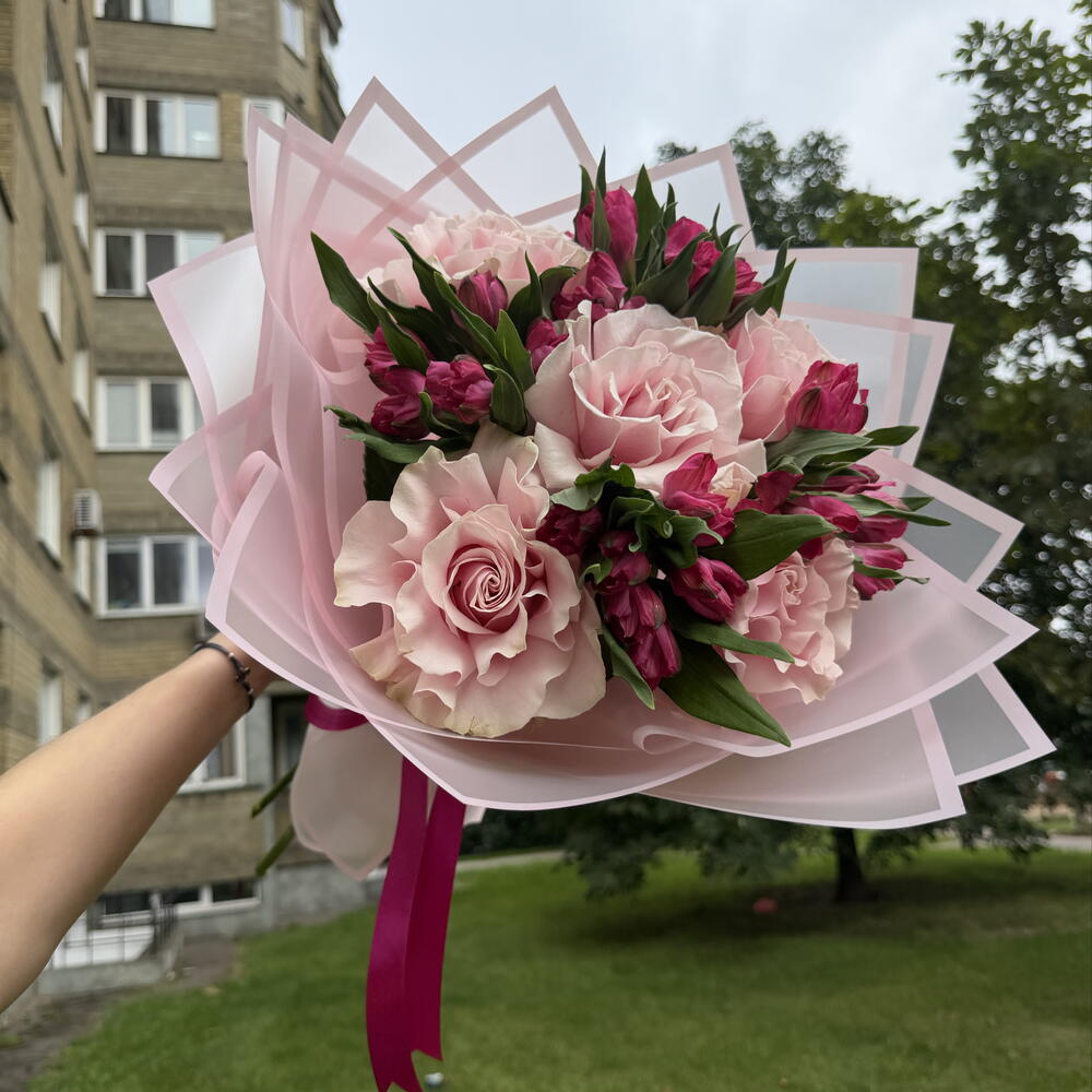 Букет нежный с французскими розами и альстромерией