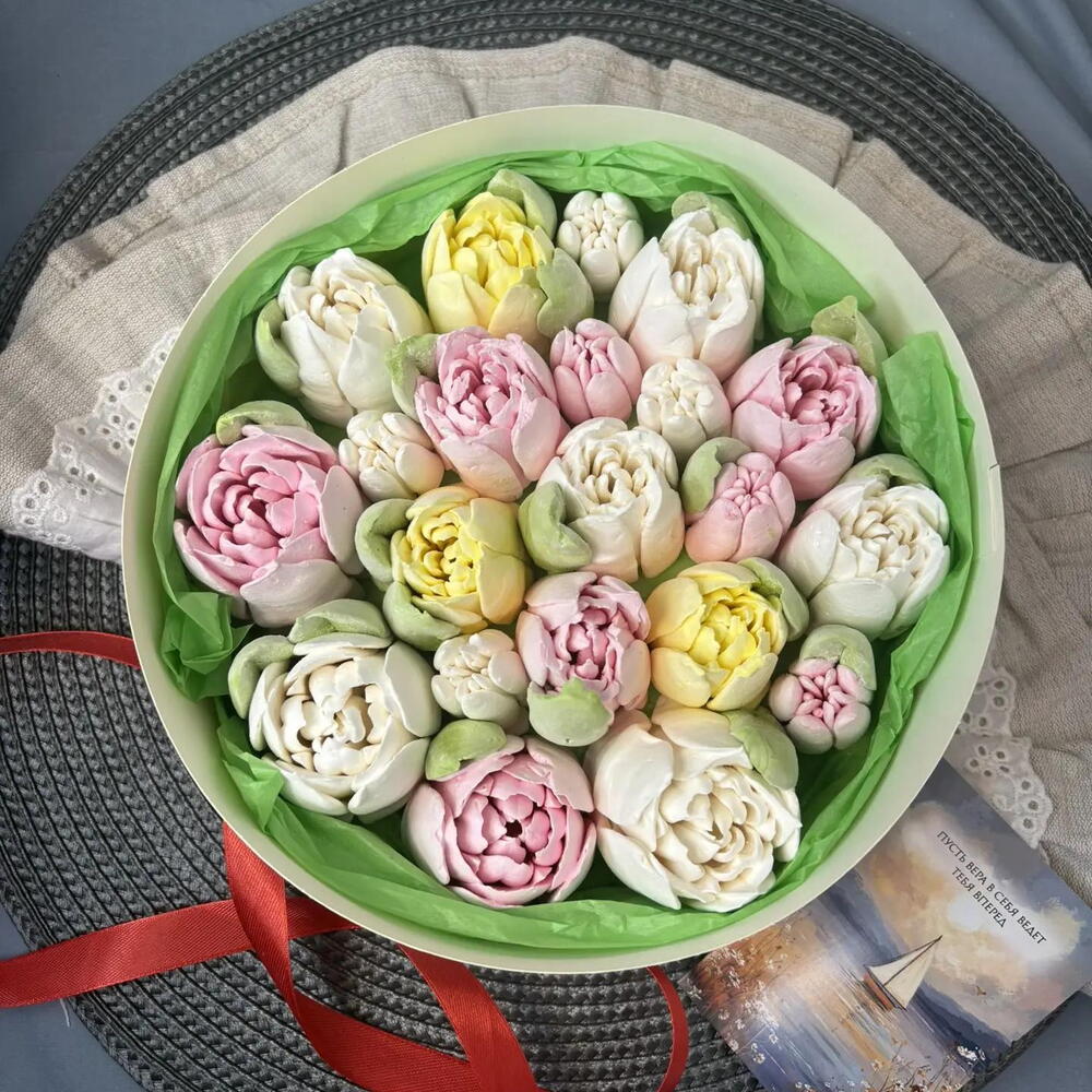 Зефирные тюльпаны микс в шляпной коробке