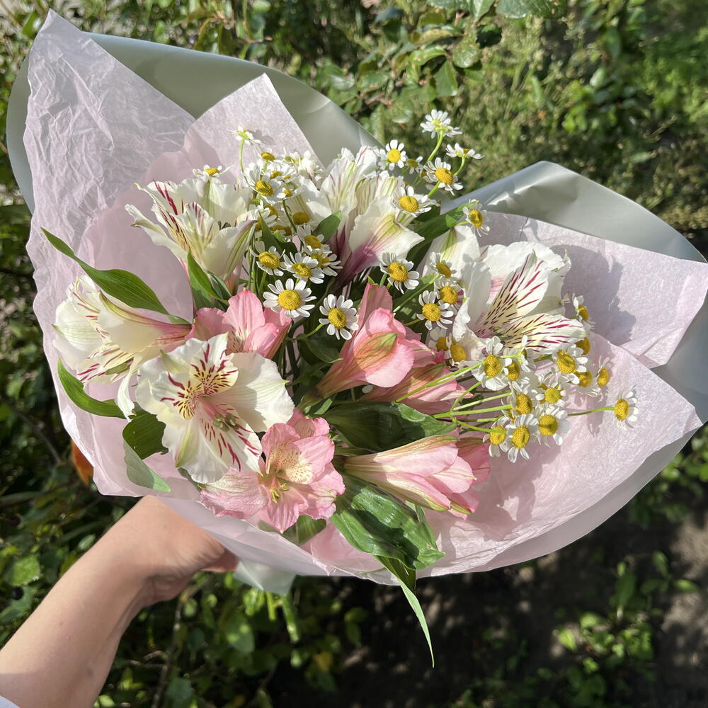 Букет из Альстромерия и ромашки
