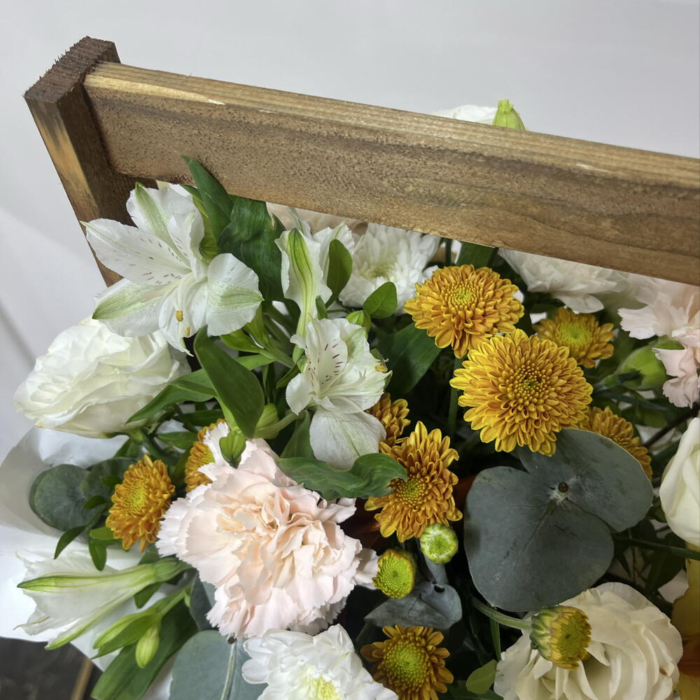 Ящик с цветами для учителя