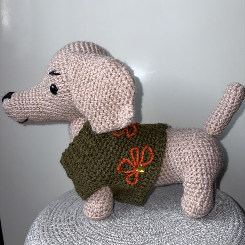 Игрушка вязаная такса