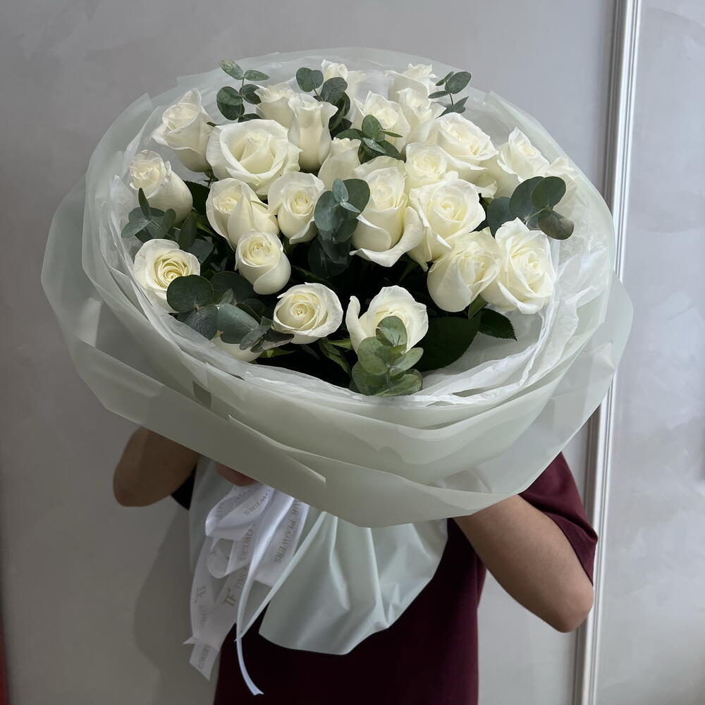 25 Белых роз с эвкалиптом