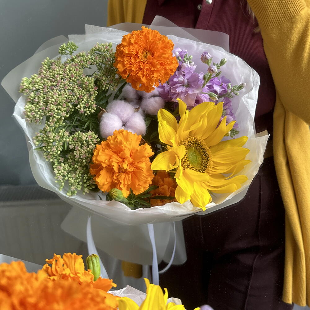 Букет с подсолнухом, бархатцами и маттиолой 🌻