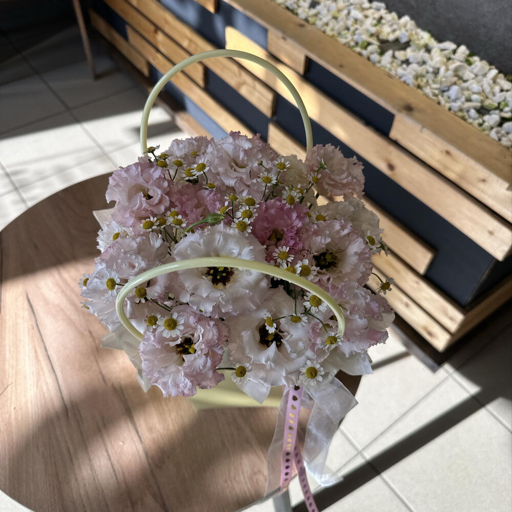 Милая сумочка с эустомой ️🩷🤍💛