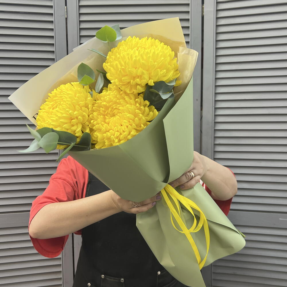 Жёлтые хризантемы с эвкалиптом💛