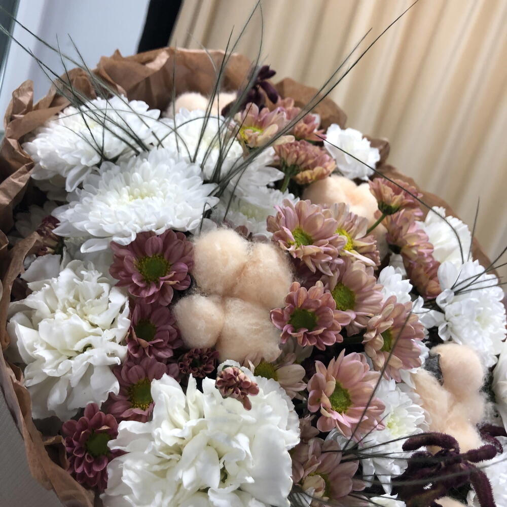 Осенний букет с хризантемой, диантусом, ковылем и хлопком
