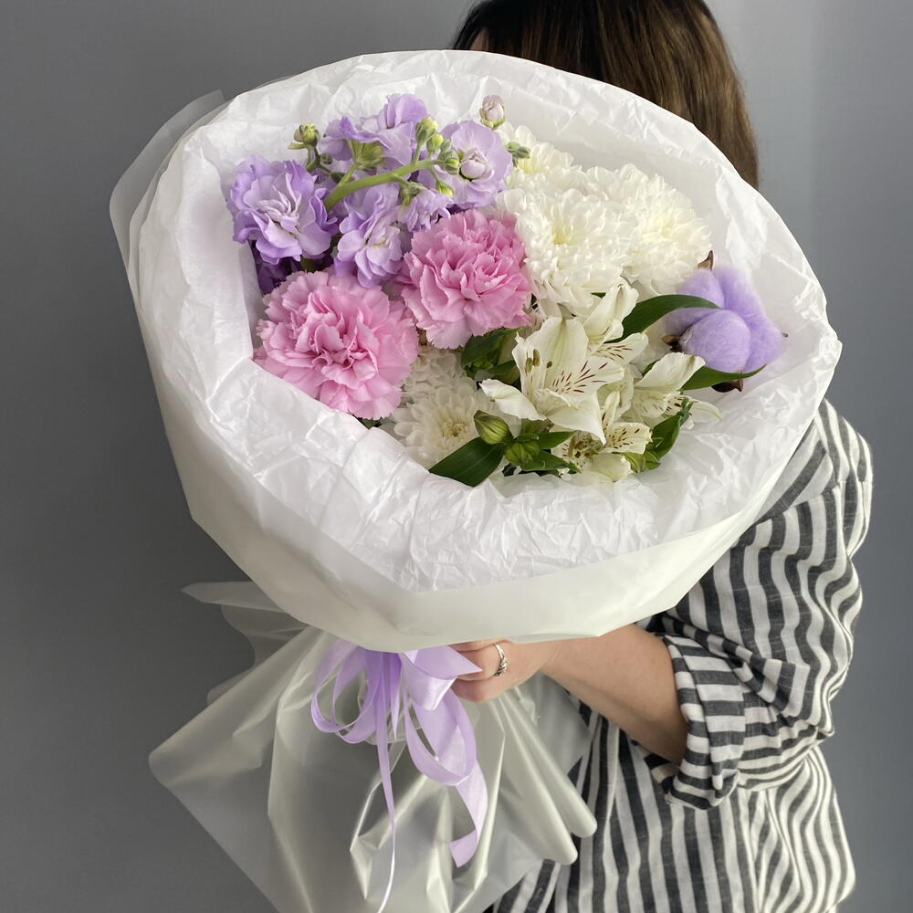 Букет комплимент 💜 ароматная маттиола 🌿 розовые диантусы 🌸 альстромерия 🩷
