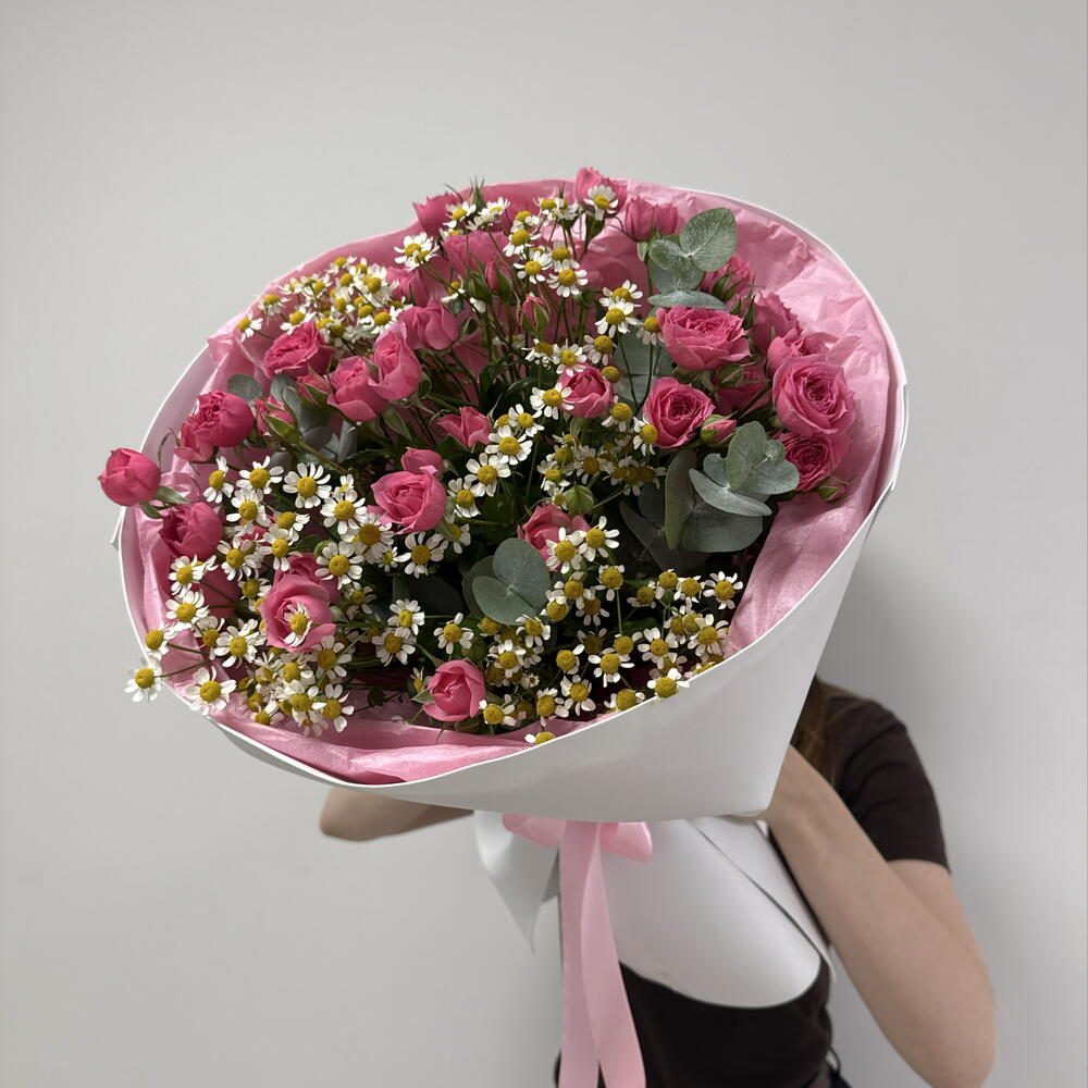 Пышный букет из кустовых роз , матрикарией и эвкалипта